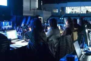 Officiels travaillant à la table de régie cheer québec, pendant une compétition de cheerleading, observant et prenant des notes.