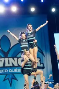 Équipe de cheerleading Coyotes de cheer québec en pleine exécution d'une figure lors du championnat provincial.